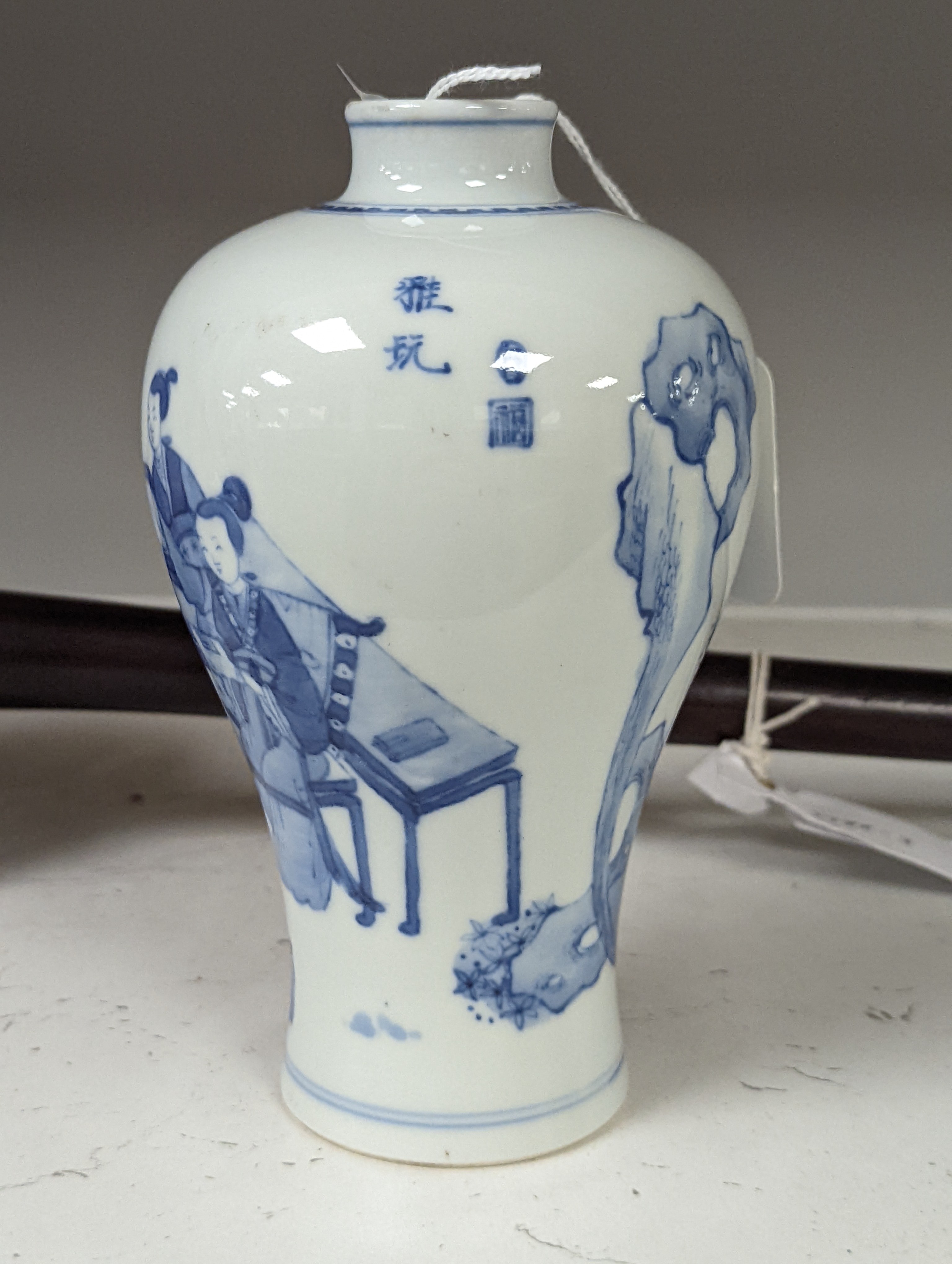 A Chinese blue and white Meiping 17cm